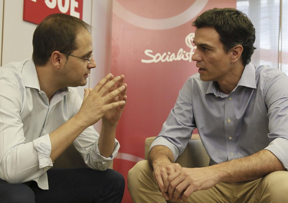 Foto: Pedro Sánchez conversa con César Luena la semana pasada. (Efe)