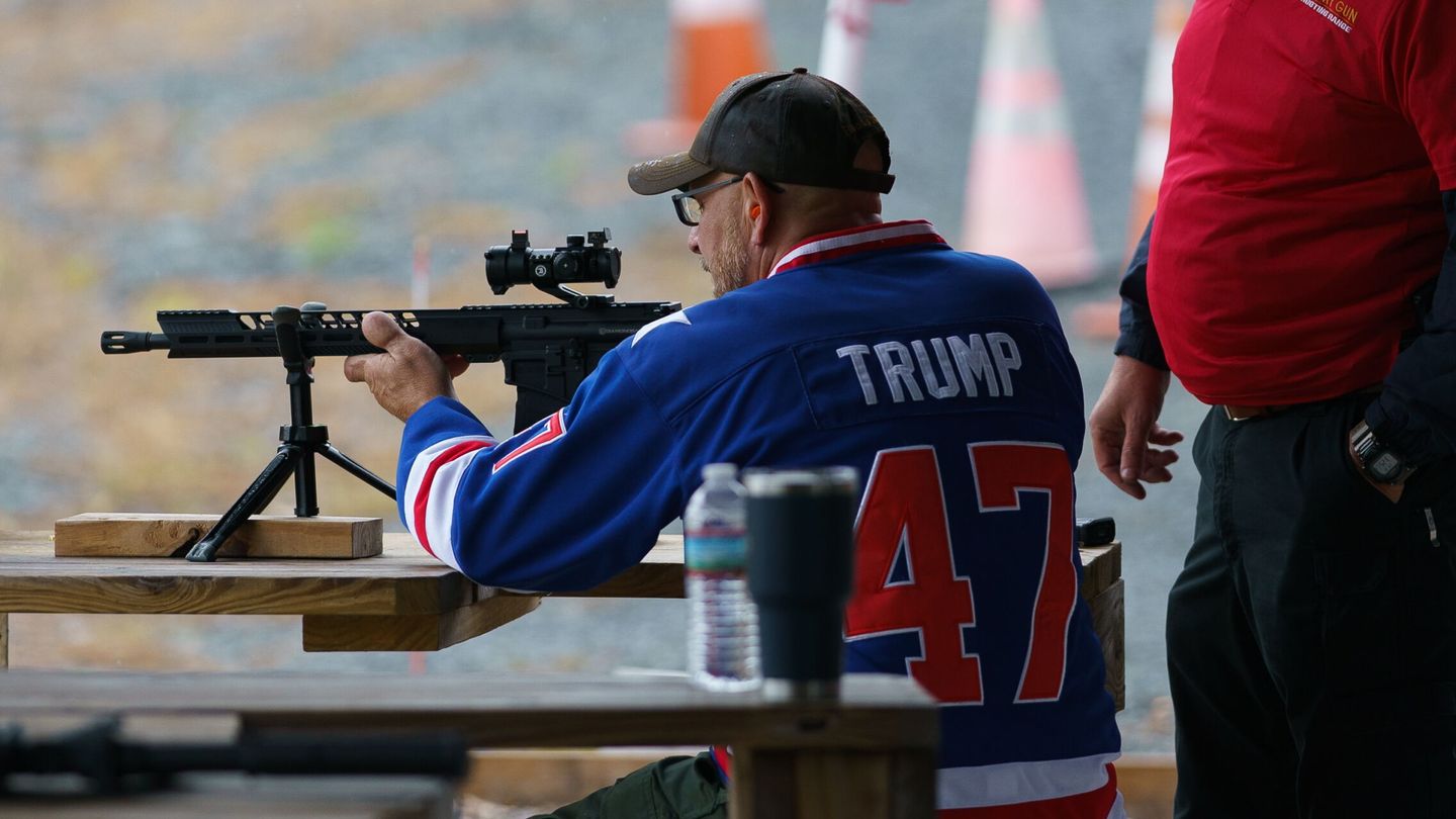 Un hombre dispara un rifle Thompson AR-15 en Greeley, Pensilvania. (Reuters)