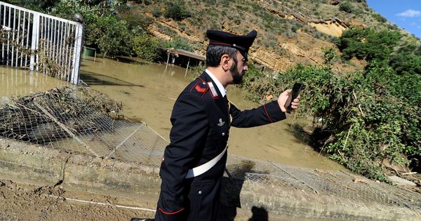 Foto: Los carabinieri se desplazaron al lugar de los hechos pero no pudieron hacer nada por el menor (Reuters/Guglielmo Mangiapane)