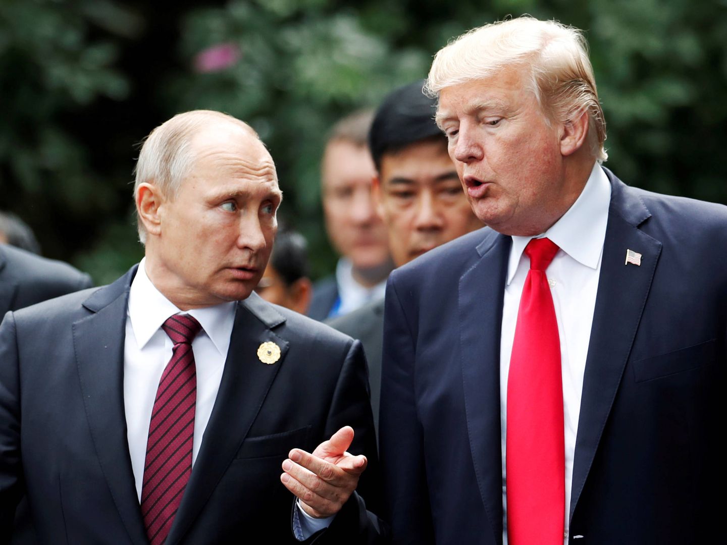 El presidente de EEUU, Donald Trump, junto al líder ruso Vladimir Putin, durante la cumbre de la APEC, en Danang, Vietnam. (Reuters)
