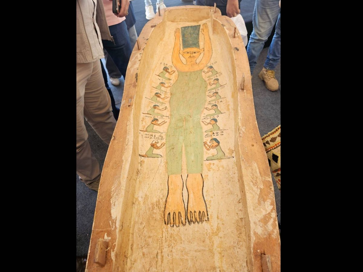 Foto: Encontraron un sarcófago egipcio de hace 3.500. Pero no esperaban encontrar en él a... Marge Simpson (The Egyptian Gazette)