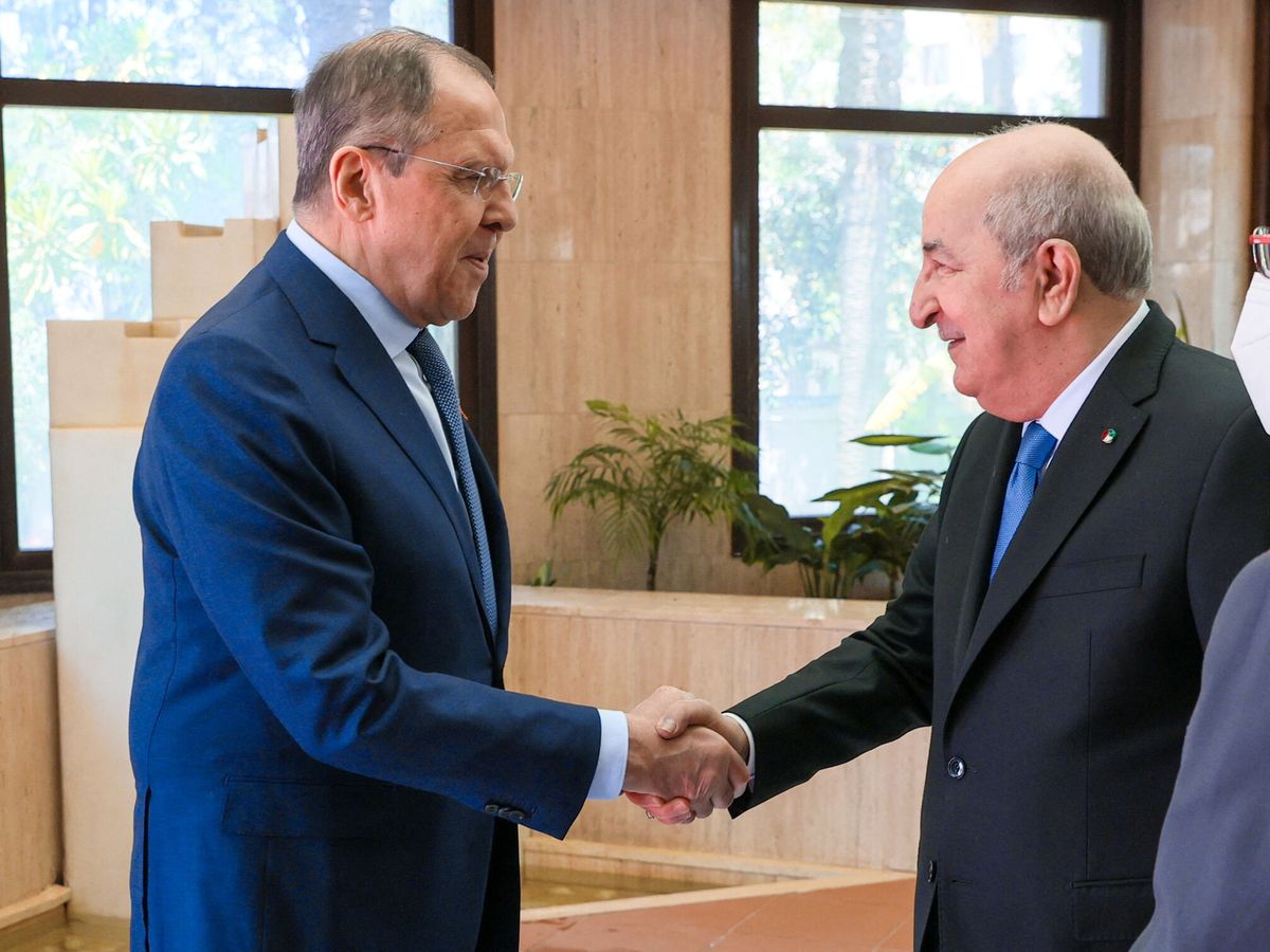Foto: El encuentro del pasado mes de mayo entre el ministro de Exteriores ruso, Lavrov, y el presidente argelino, Tebboune. (Reuters)
