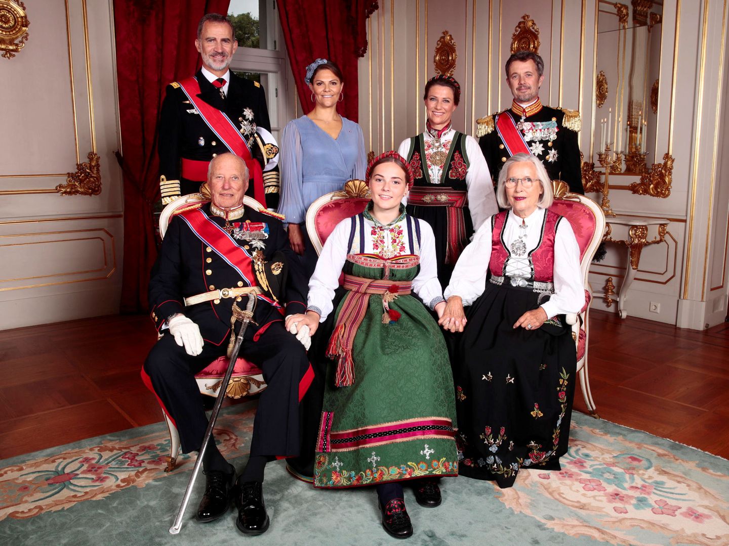 Ingrid Alexandra con sus padrinos: el rey Felipe, el rey Harald, la princesa Victoria, Marta Luisa de Noruega, Federico de Dinamarca y Marit Tjessem. (Reuters)
