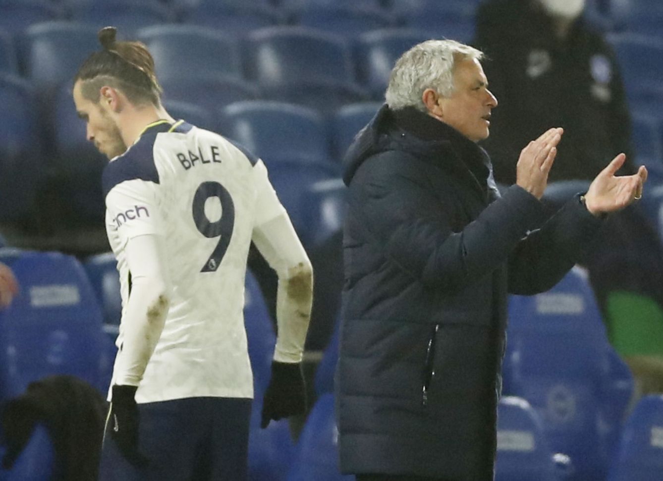 Bale es sustituido en un encuentro. (Reuters)