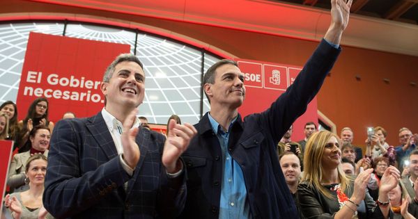 Foto: Pedro Sánchez, junto al candidato al Gobierno de Cantabria y líder regional del PSOE, Pablo Zuloaga, este 10 de febrero en Santander. (EFE)