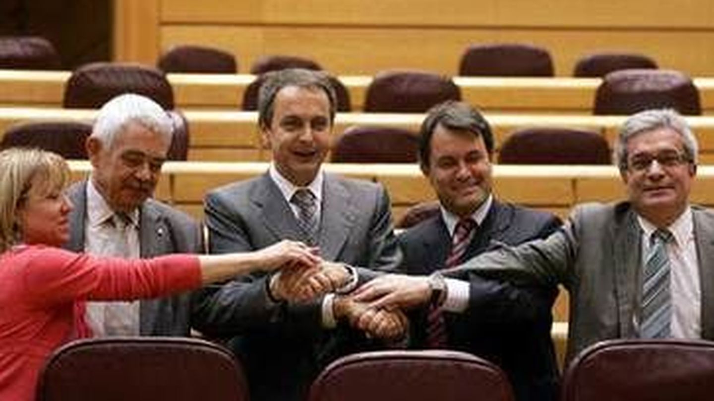 De izquierda a derecha, Manuela de Madre (PSC), Pasqual Maragall, José Luis Rodríguez Zapatero, Artur Mas (CiU) y Joan Saura (ICV), tras la aprobación del Estatut por el Senado en 2006. (EFE)