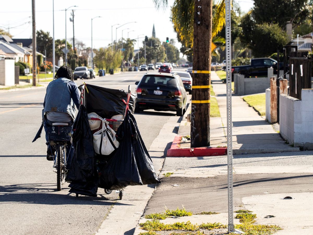 Foto: Una persona sin hogar en Los Ángeles. (EFE/Etienne Laurent)