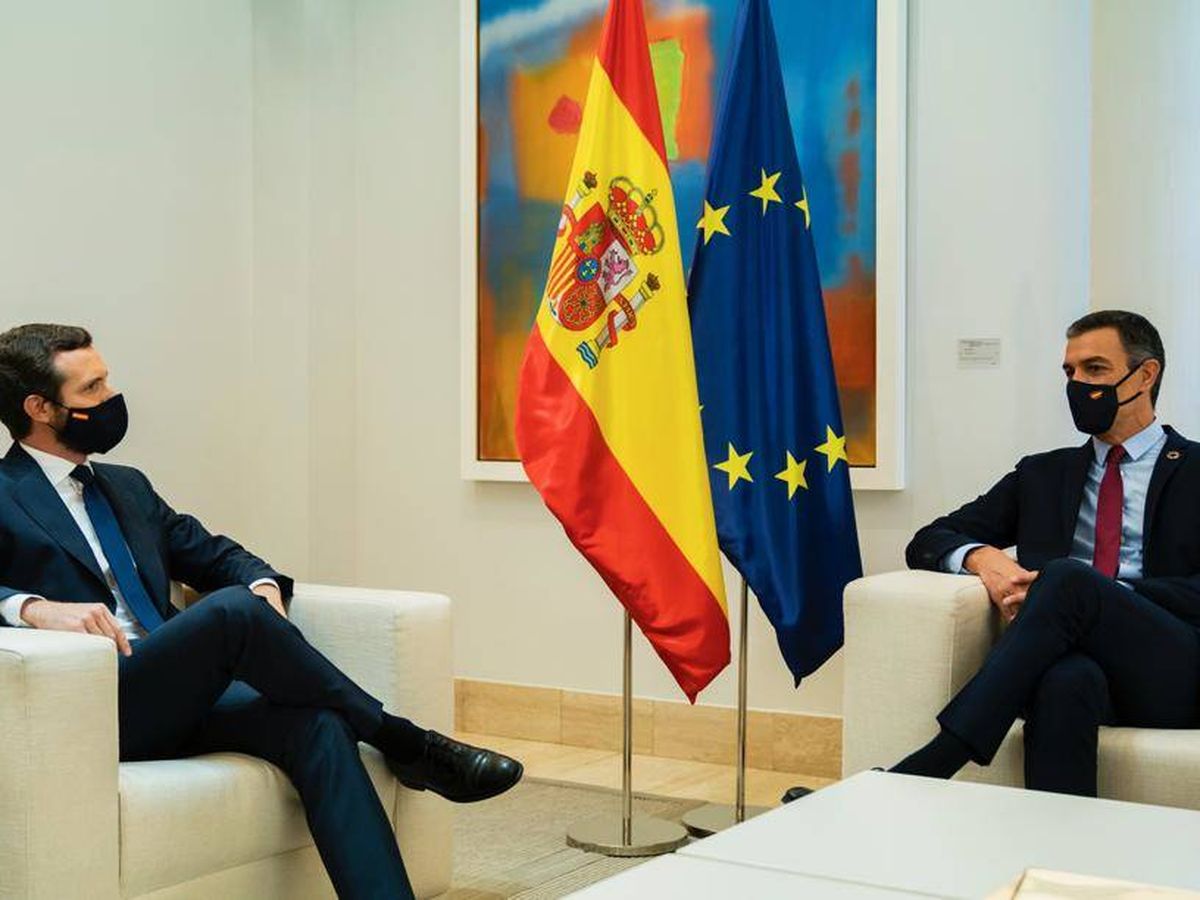 Foto: El presidente del Gobierno se reúne con Pablo Casado en la Moncloa. (David Mudarra)