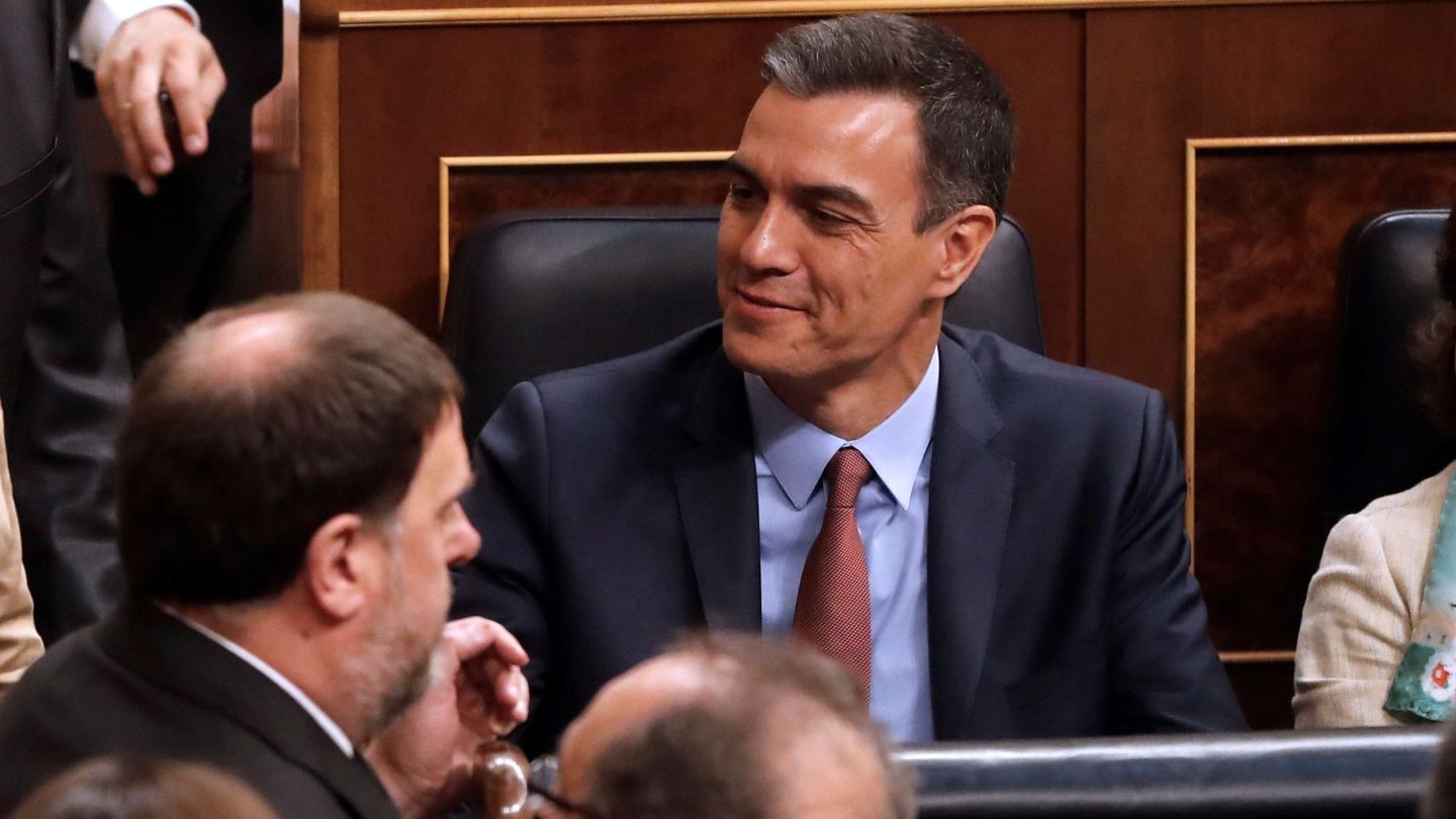 Junqueras (i) y Sánchez (c), durante la pasada sesión constitutiva de Cortes. (EFE)