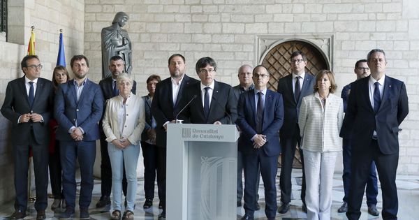Foto: El presidente de la Generalitat, Carles Puigdemont (c), junto a los miembros de su Gobierno, durante una declaración institucional. (EFE)