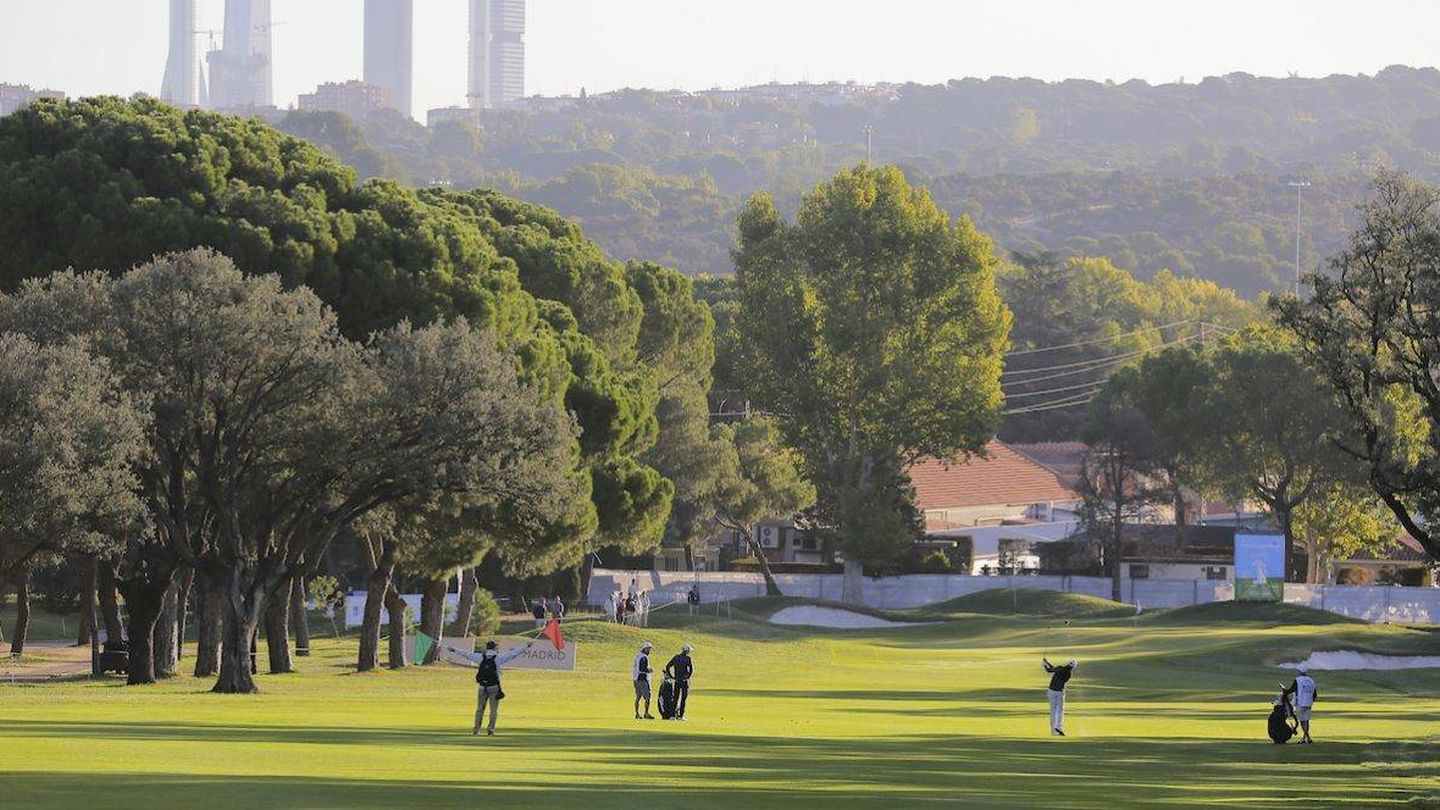 Usuarios jugando al golf en el Club de Campo de Madrid.