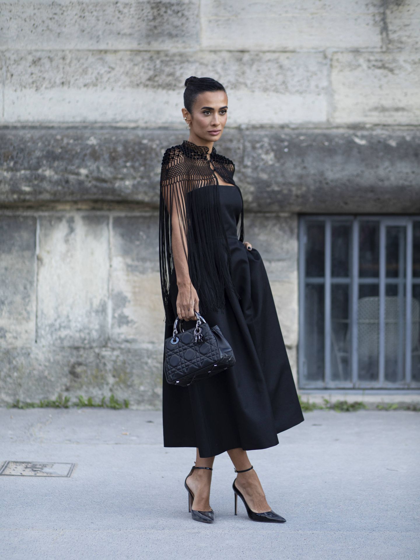 Una experta en moda con un total look negro. (Launchmetrics Spotlight)
