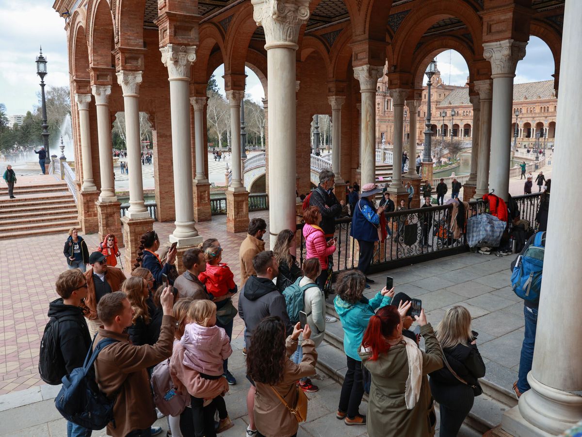 Foto: Turistas en la plaza de España de Sevilla. (Europa Press / Rocío Ruz)