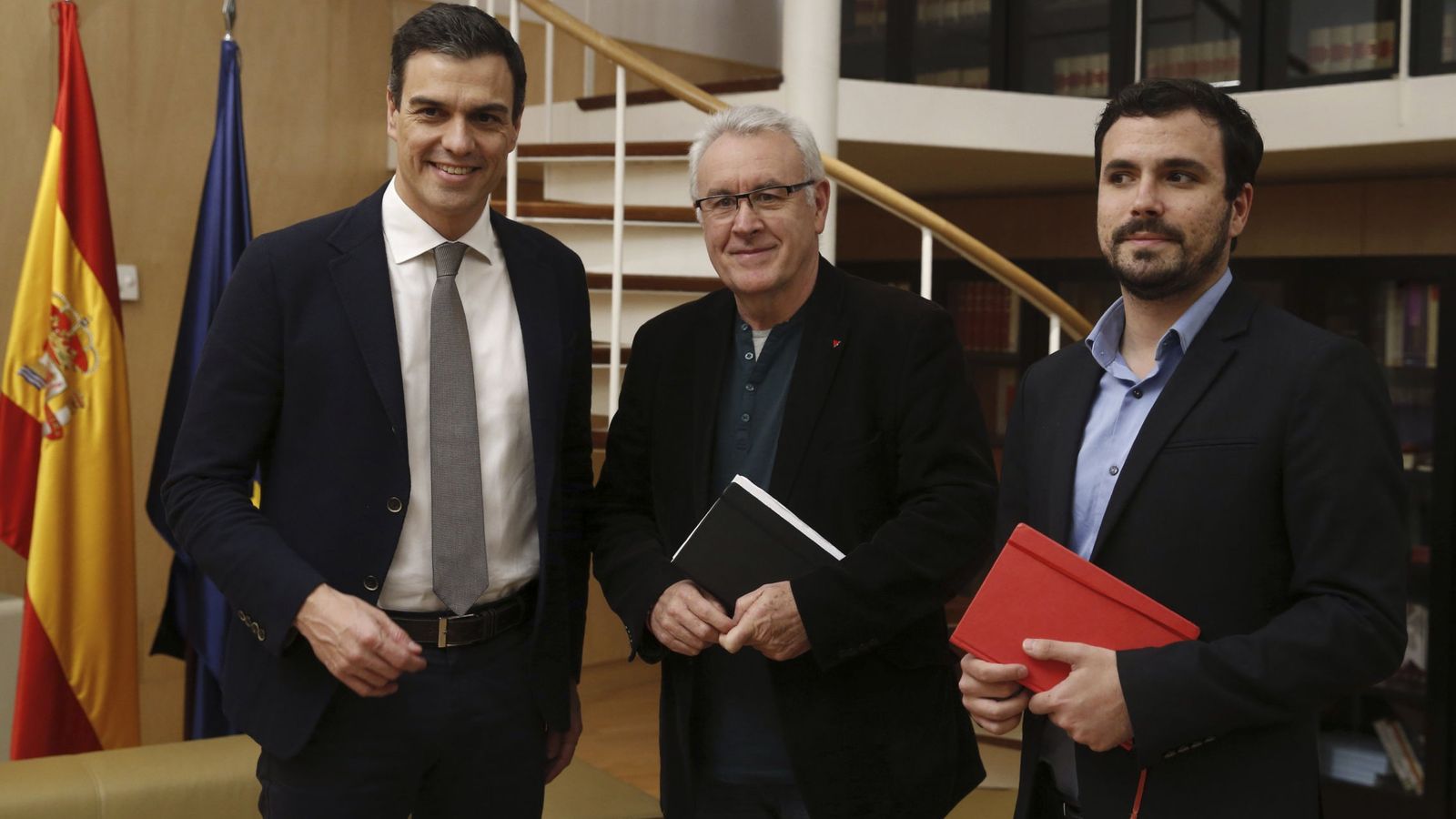 Foto: El secretario general del PSOE, Pedro Sánchez, junto a Alberto Garzón y Cayo Lara. (Efe)