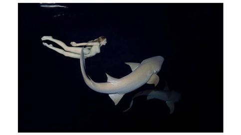 La modelo Irina Britanova nada con tiburones para demostrar que no son peligrosos 