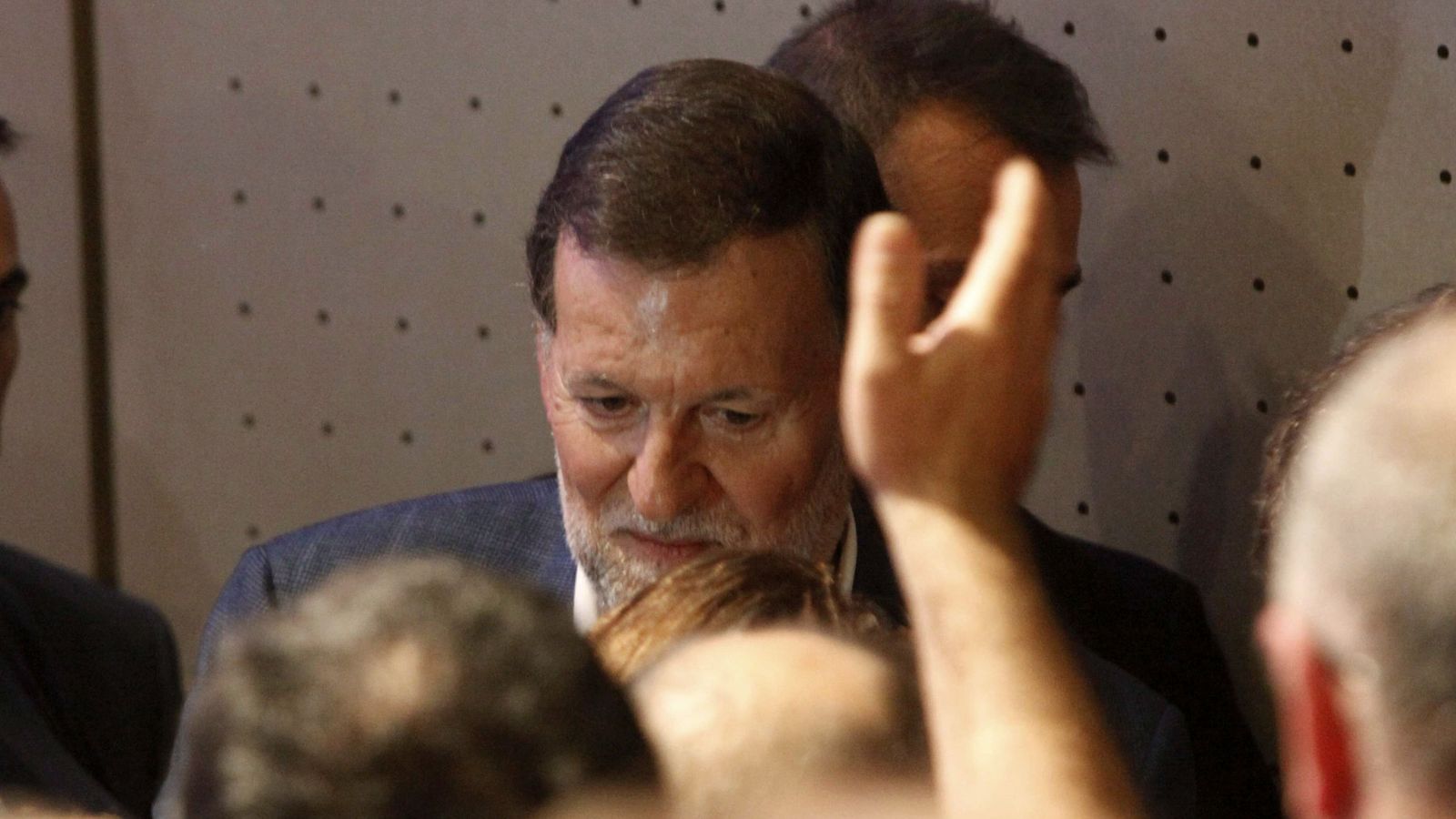 Foto: El presidente Mariano Rajoy tras ser agredido. (EFE)