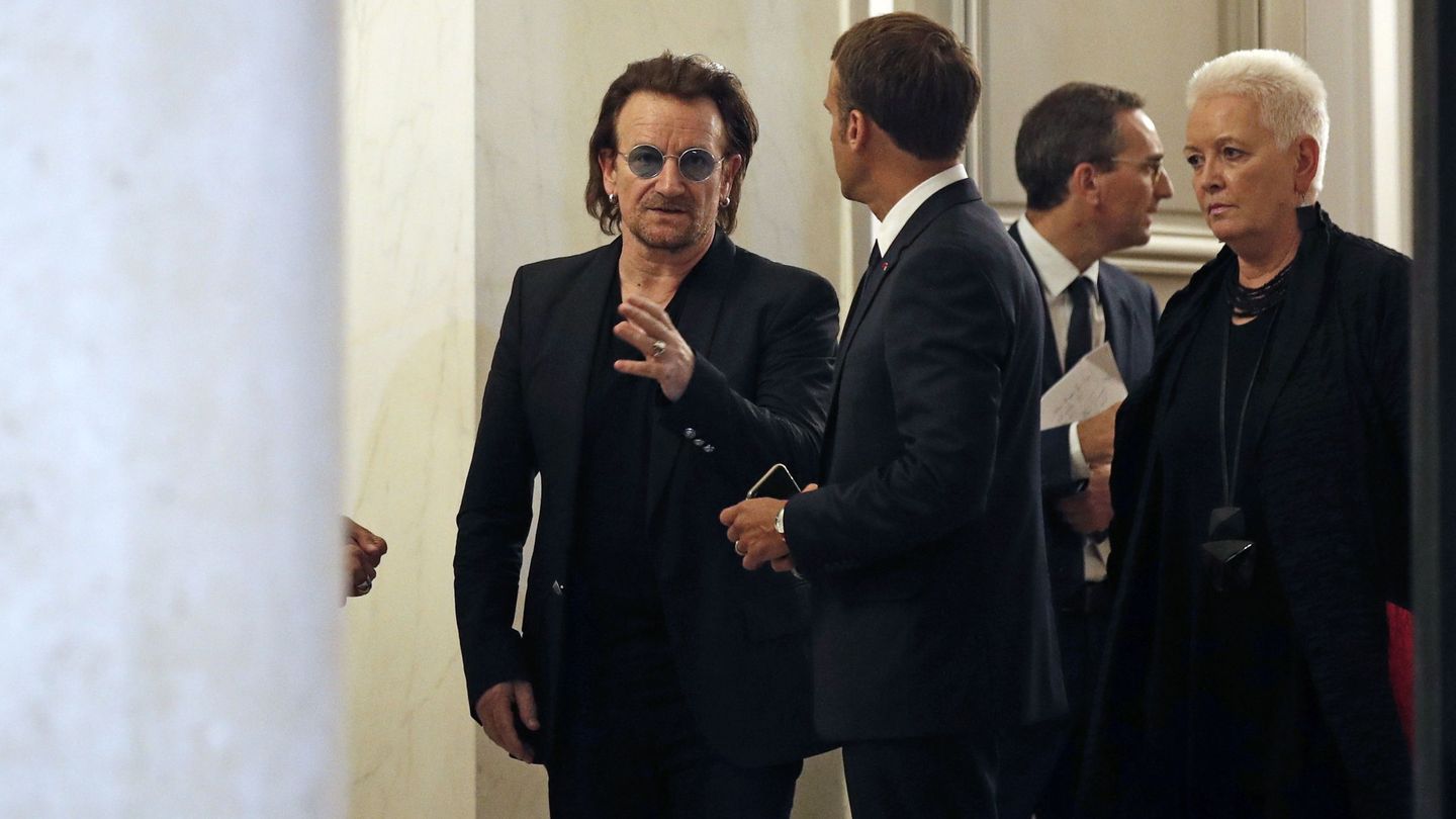 Macron habla con Bono durante una reunión en el Palacio del Elíseo en París, Francia, el 10 de septiembre de 2018 (EFE)
