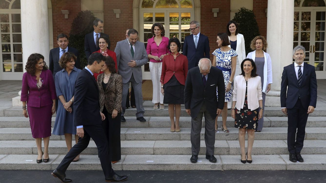 Foto: Pedro Sánchez posa con su Consejo de Ministras y Ministros al completo este 6 de julio. Es la primera foto de familia con José Guirao. (EFE)