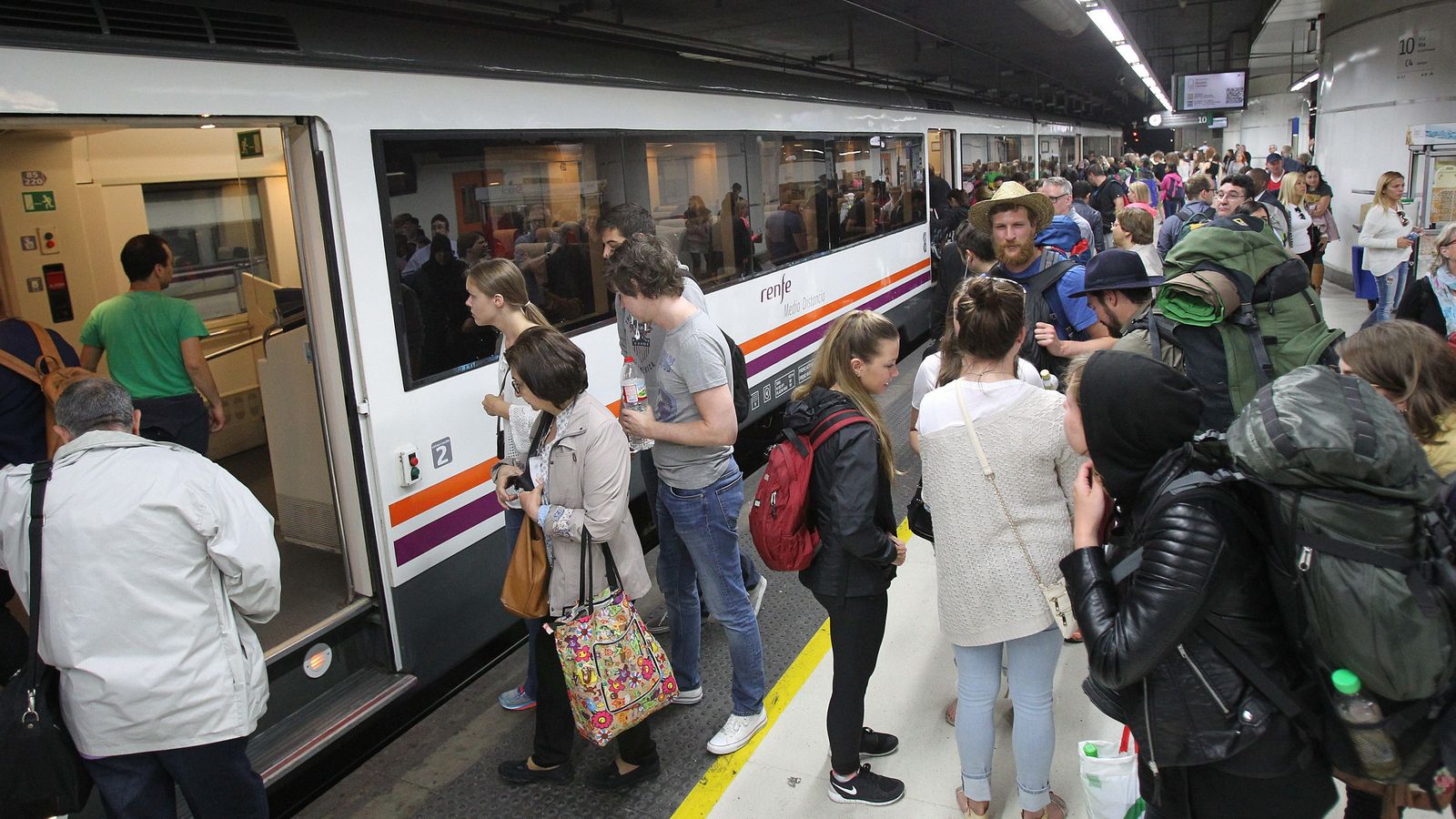 Foto: Miles de usuarios de Cercanías se han visto afectados por una avería (EFE)