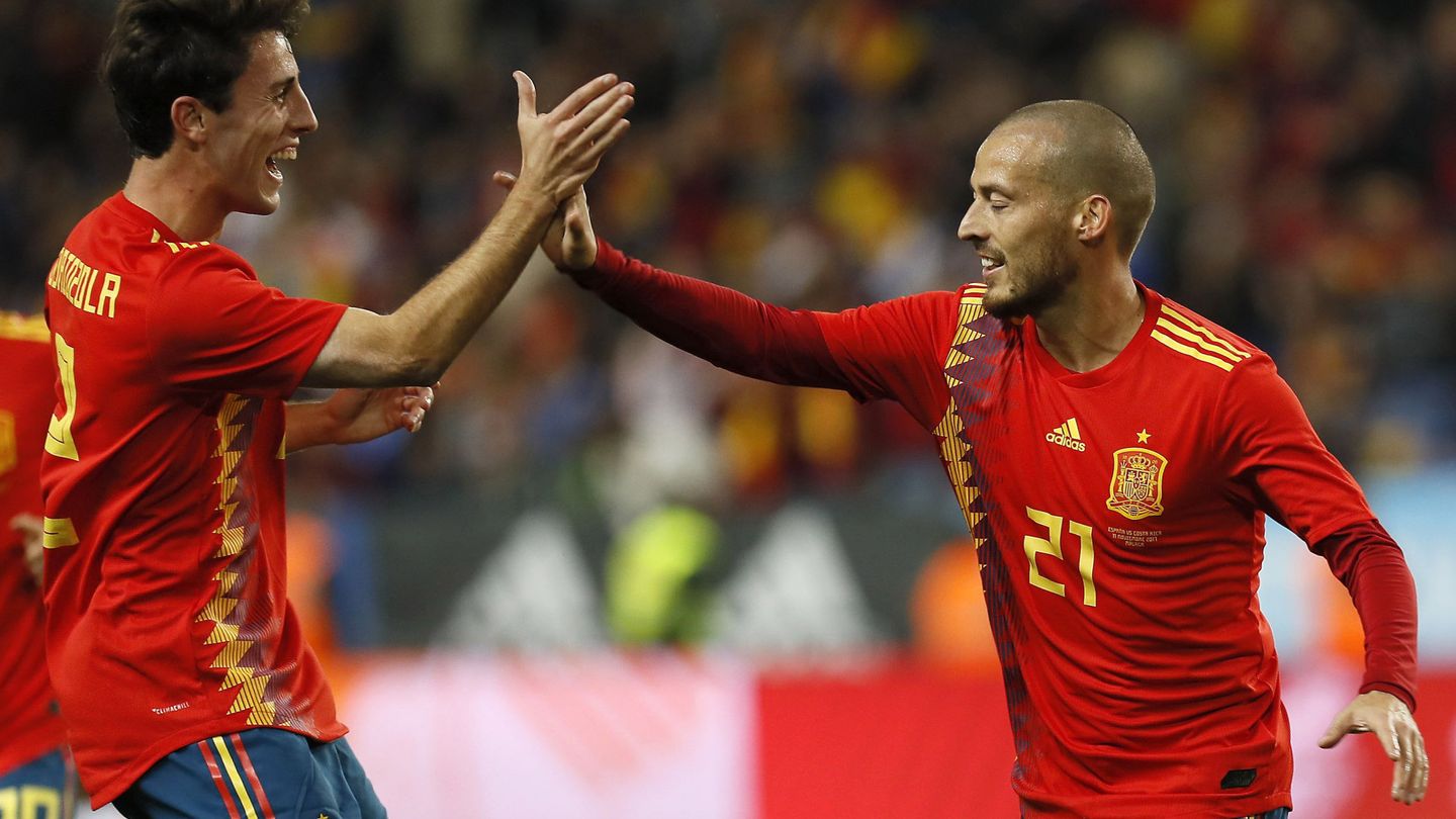 Odriozola felicita a Silva por su gol ante Costa Rica en el amistoso disputado por España en Málaga. (EFE)