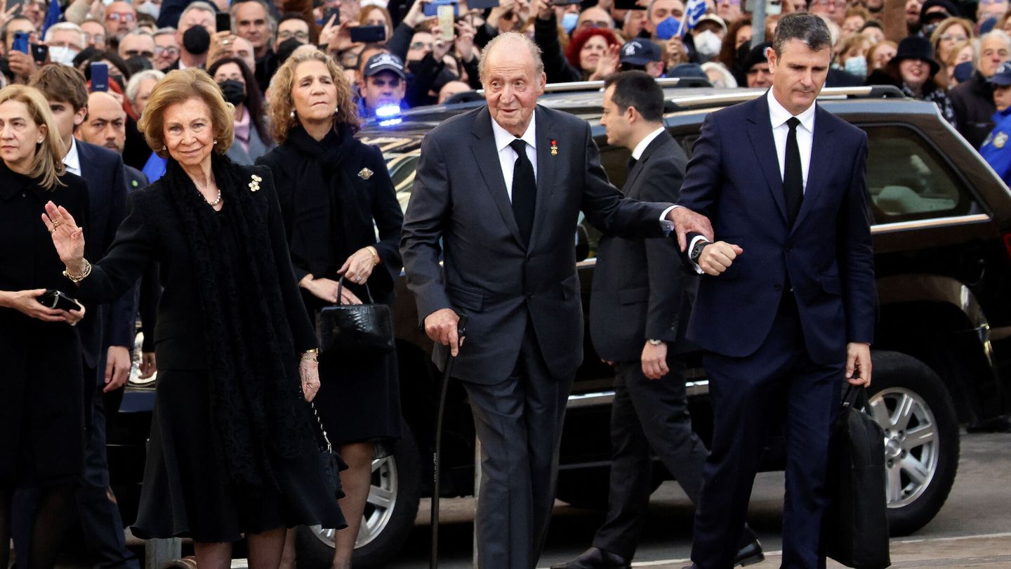 La familia real española, en el funeral de Constantino de Grecia. (Reuters/Louiza Vradi)