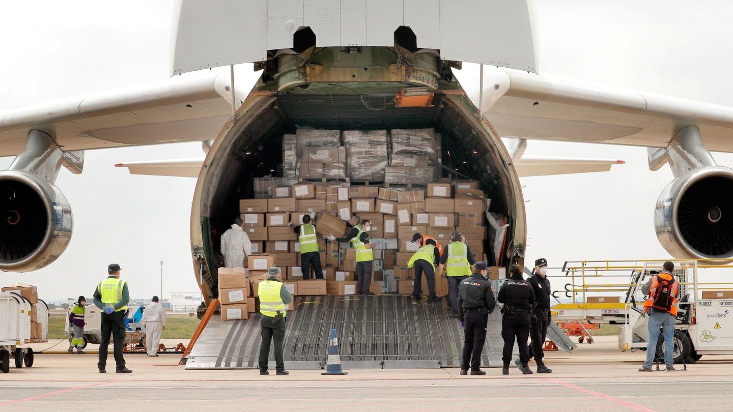 El avión con 65 toneladas de material sanitario que la Generalitat valenciana a ha comprado a China. (EFE)