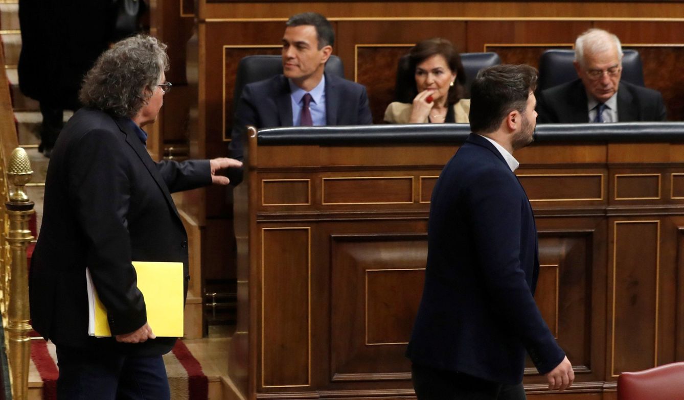 Los diputados de ERC Joan Tardà (i) y Gabriel Rufián (d) pasan ante Pedro Sánchez. (EFE)