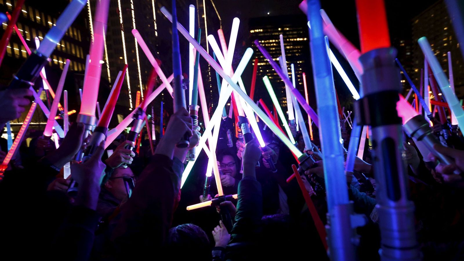 Foto: Seguidores de Star Wars alzan sus sables láser en el estreno en San Francisco (EE.UU)