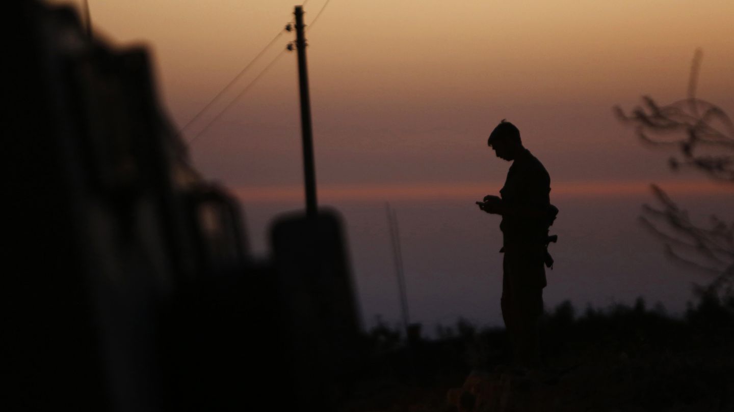 Un soldado israelí de guardia cerca de la ciudad de Hebrón este lunes (Reuters).