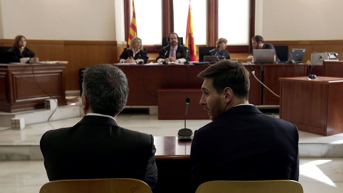 Lionel Messi y su padre, en la Audiencia de Barcelona. (EFE/Alberto Estévez)