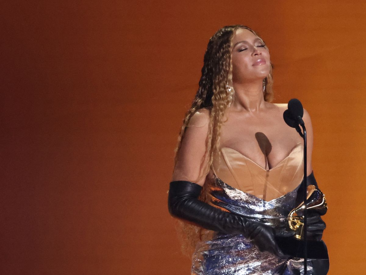 Foto: Beyoncé recoge uno de sus premios en los Grammy 2023 (REUTERS/Mario Anzuoni)