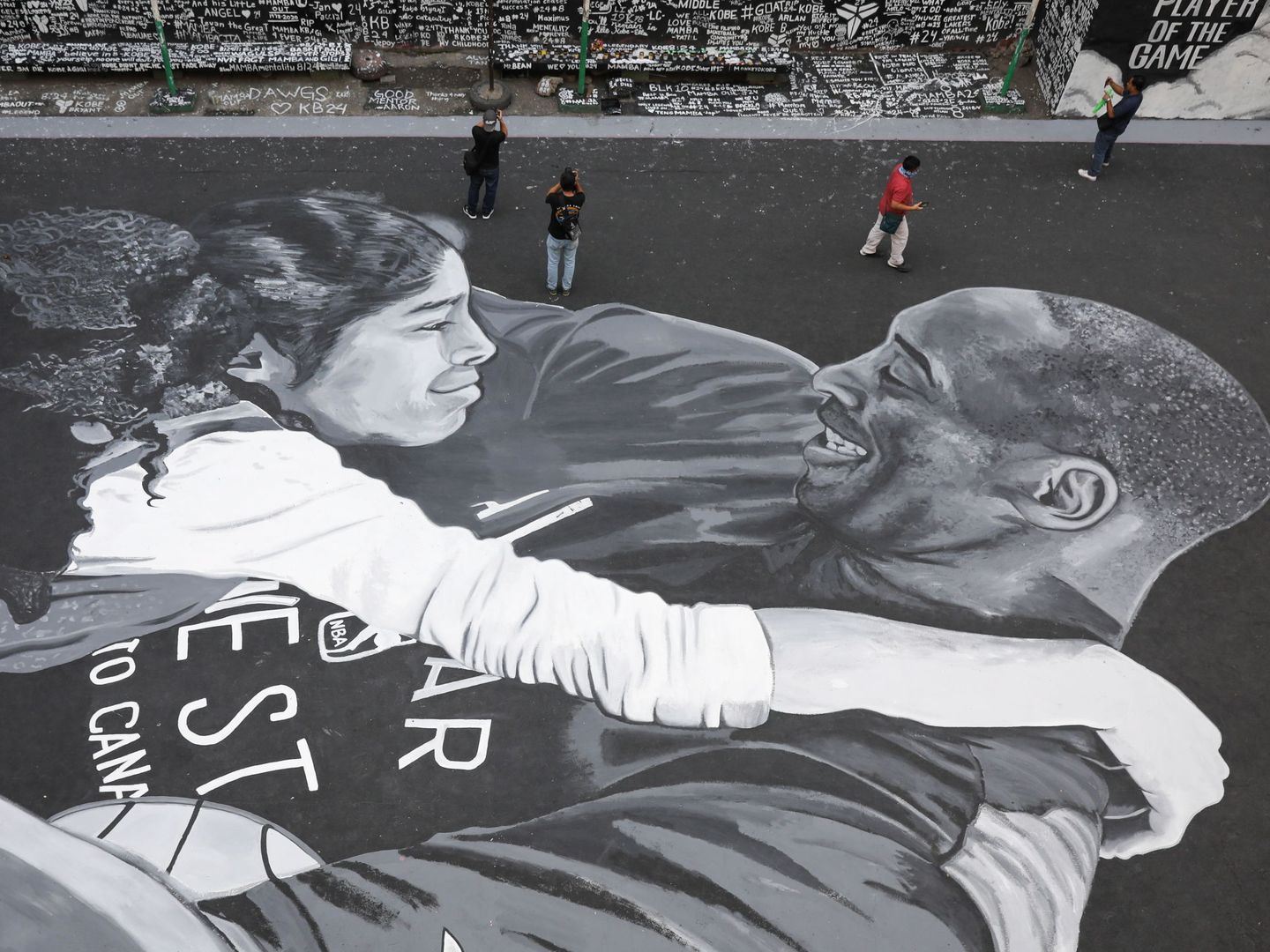 Un mural de Kobe y su hija en Manila. (Efe)