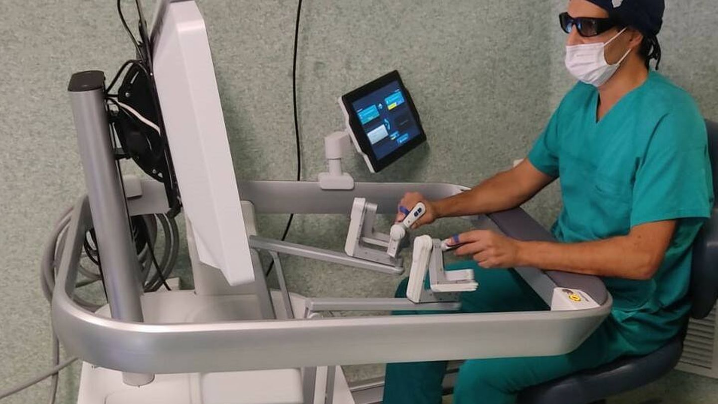 El doctor Javier Romero-Otero, utilizando la máquina Hugo. (HM Hospitales)