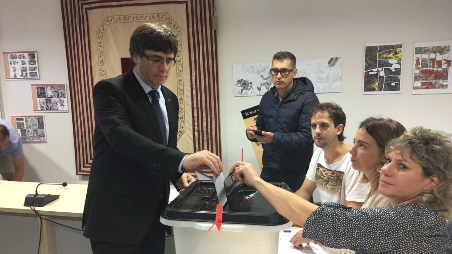 Carles Puigdemont acude a votar al centro de votación instalado en Cornellà del Terri. (EFE)
