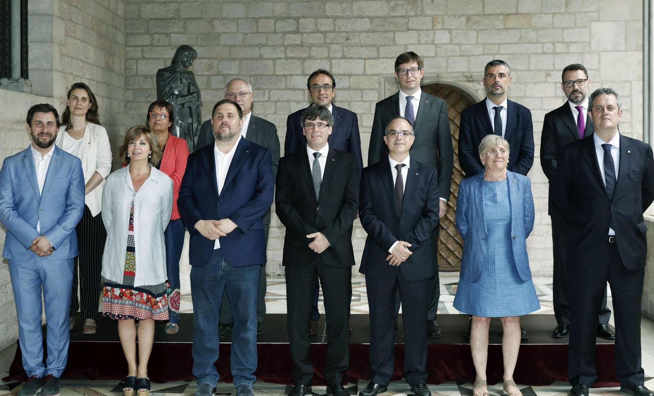 Foto de familia del nuevo Govern de la Generalitat de Cataluña. (EFE)