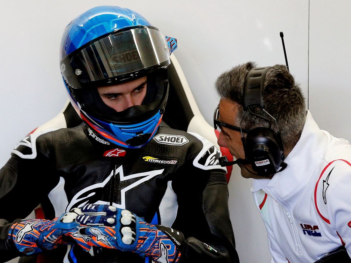 Foto: Álex Márquez recibiendo sus primeras instrucciones en Honda. (EFE)