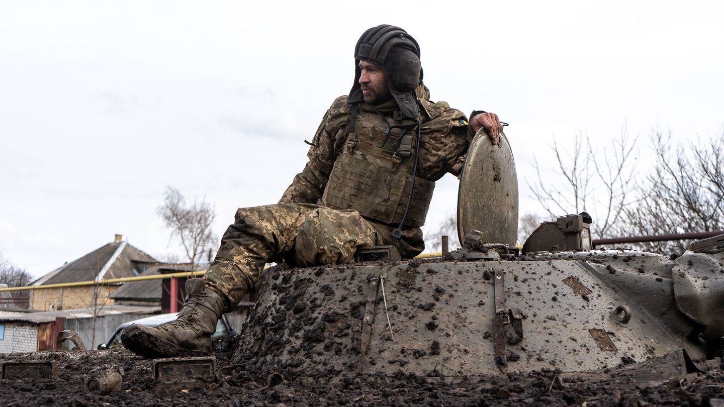 Un soldado ucraniano, sobre el blindado que los transporta desde Bajmut a Chasiv Yar. (Amador Guallar)