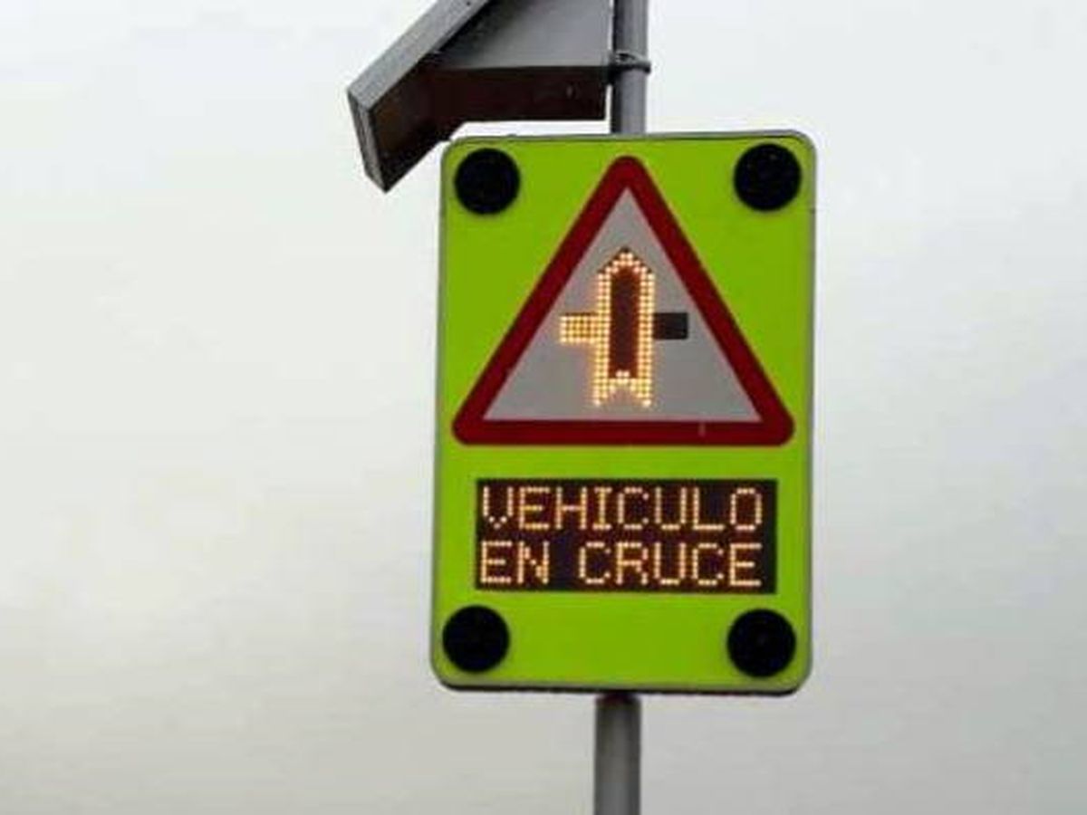 Foto: Señal que advierte que un vehículo se encuentra en el cruce. (DGT)