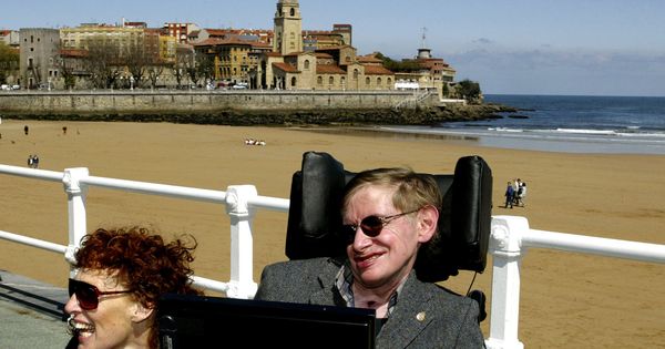 Foto: Hawking, fotografiado en 2005 con su mujer, Elaine, en la playa de San Lorenzo en Gijón. (Alonso González / Reuters)