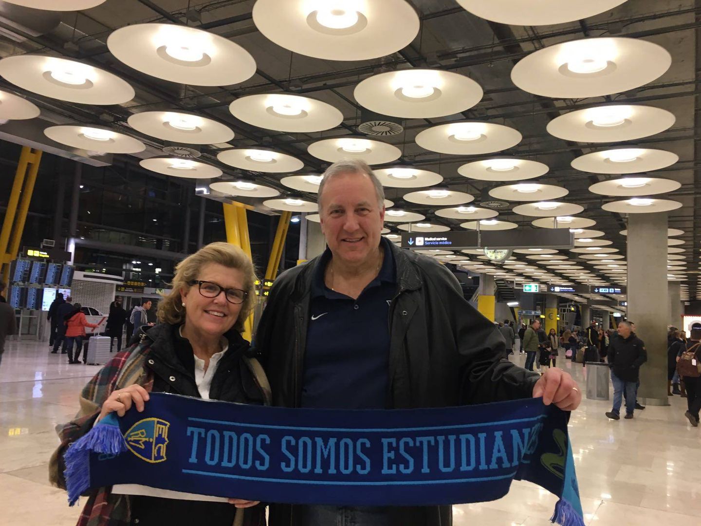 Anne Marie junto a John Pinone este viernes a su llegada a Madrid. (Foto: Club Estudiantes)