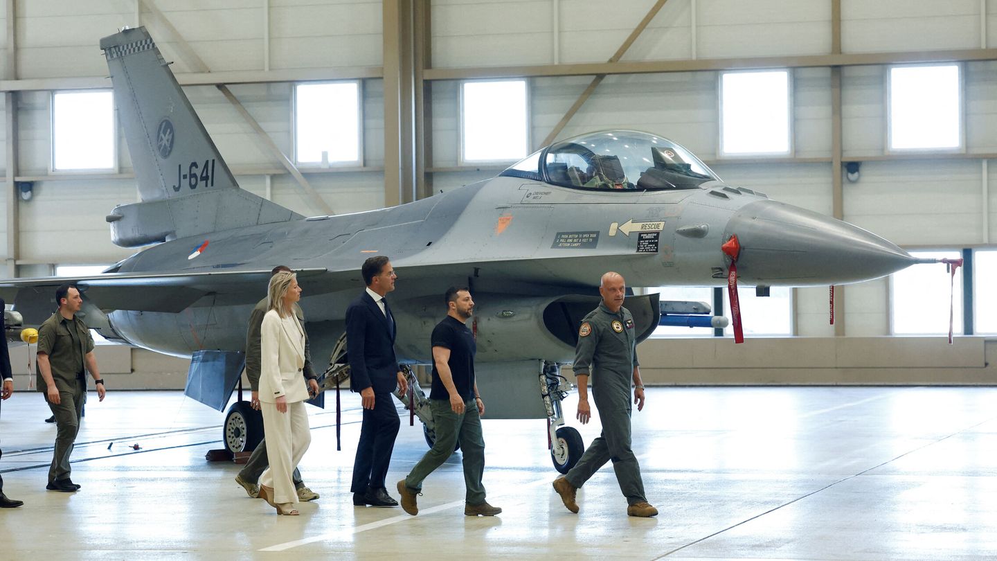 El presidente ucraniano Volodymyr Zelenskiy, junto al Primer Ministro Holandés, Mark Rutte y los cazas F-16. (Reuters)