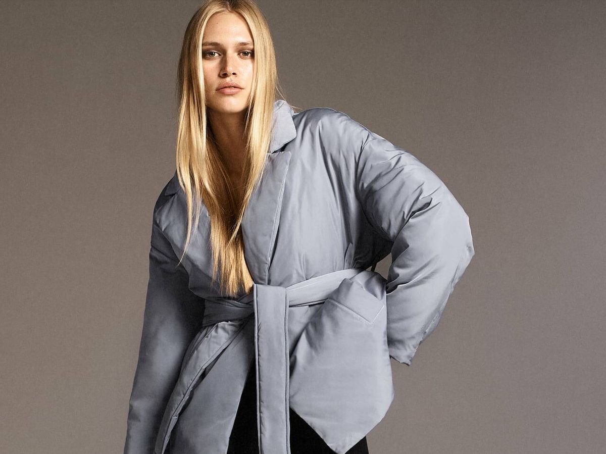 Foto: Sigue la tendencia maxipuffer con esta chaqueta acolchada de Zara. (Cortesía)