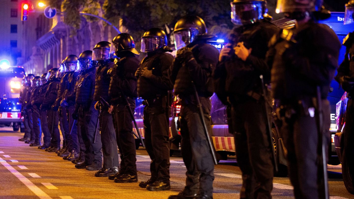 Dispositivo policial durante la manifestación independentista en la plaza Urquinaona de Barcelona en el primer aniversario de la condena del TS a la cúpula del 'procés'. (EFE)