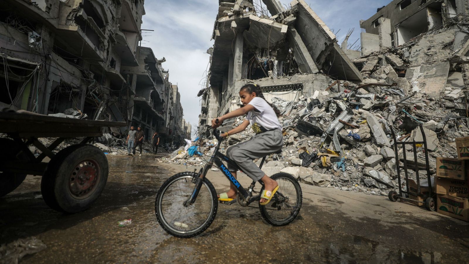 Una niña palestina monta en bicicleta entre la destrucción en la Franja de Gaza causada por los ataques de Israel. (Reuters)