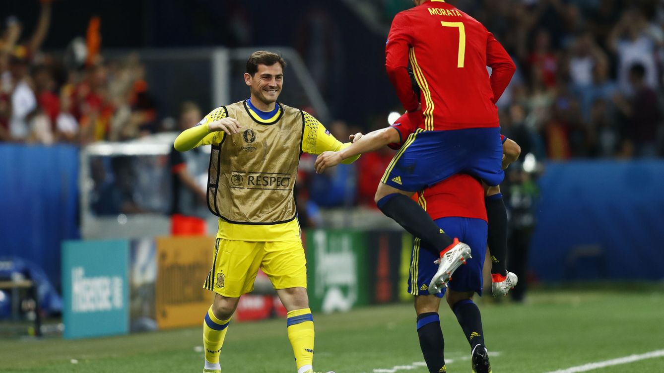 Foto: Nolito fue corriendo a abrazar a Casillas (Eddie Keogh/Reuters).