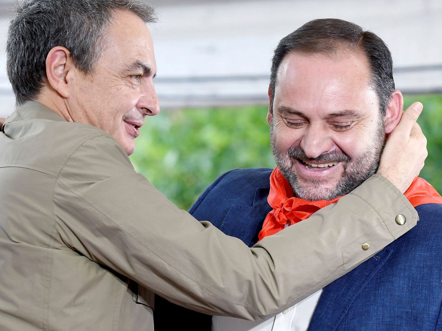 El ministro de Fomento, José Luis Ábalos, y el expresidente del Gobierno José Luis Rodríguez Zapatero. (EFE)