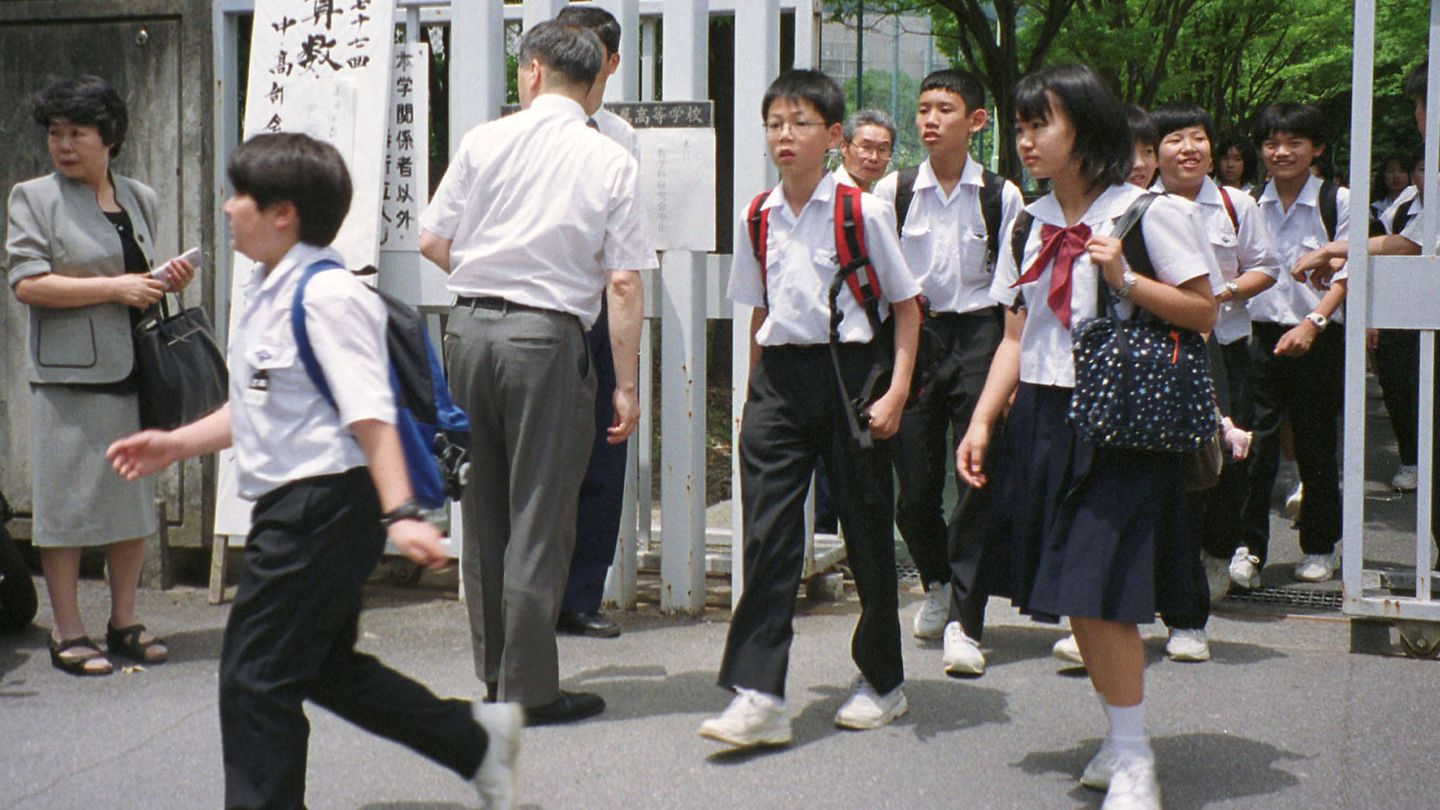 Los niños abandonan el colegio de Osaka tras el atentado de 2001. (Reuters/ES/CP)