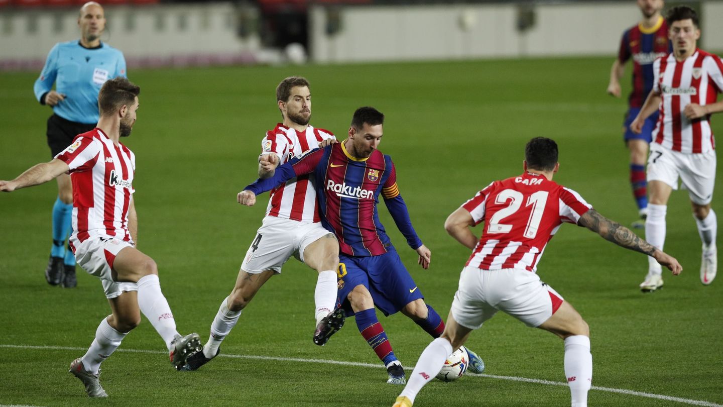 Messi, rodeado de defensas, contra el Athletic. (Reuters)