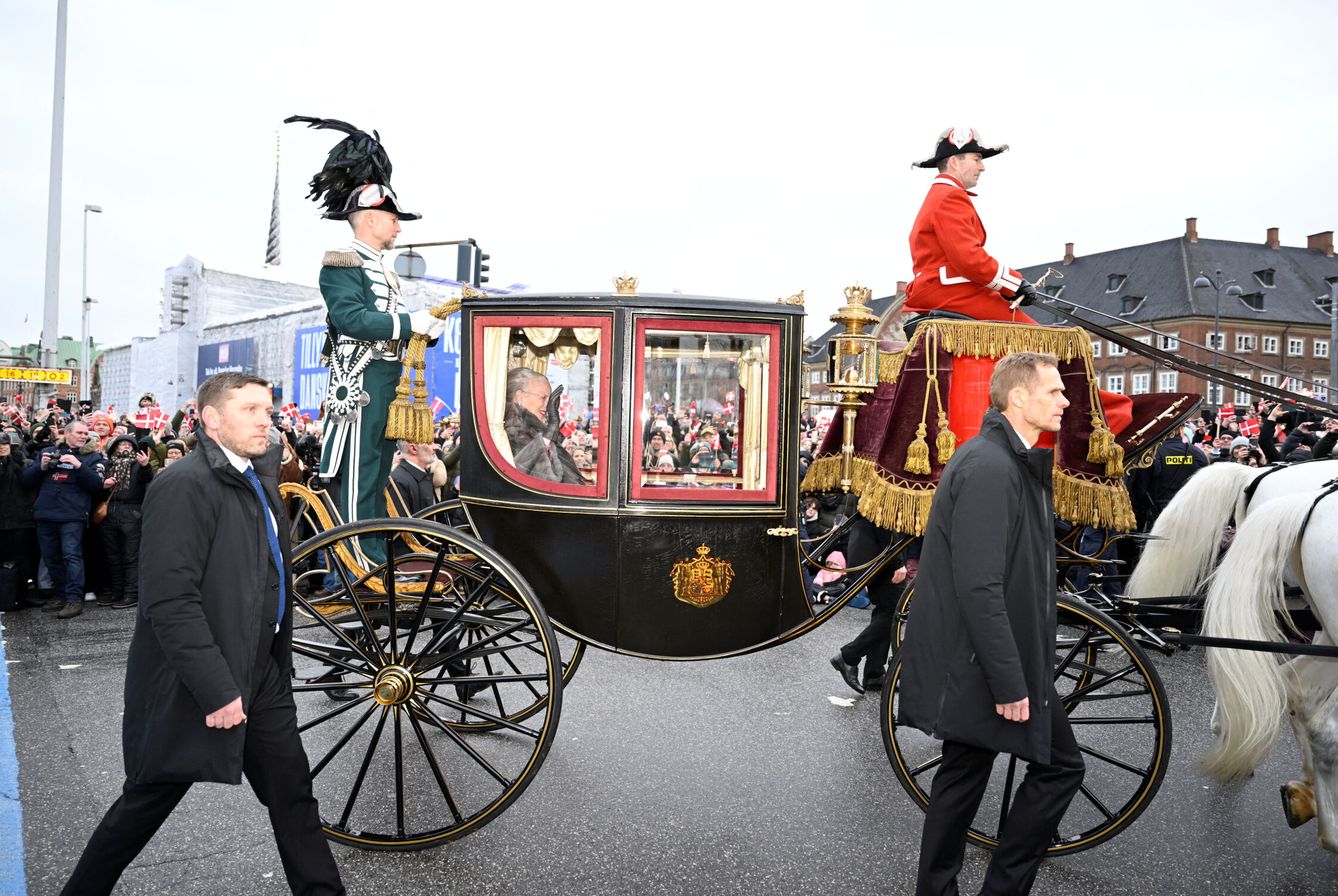 La reina, saludando a los miles de daneses que se han echado a la calle. (Reuters)