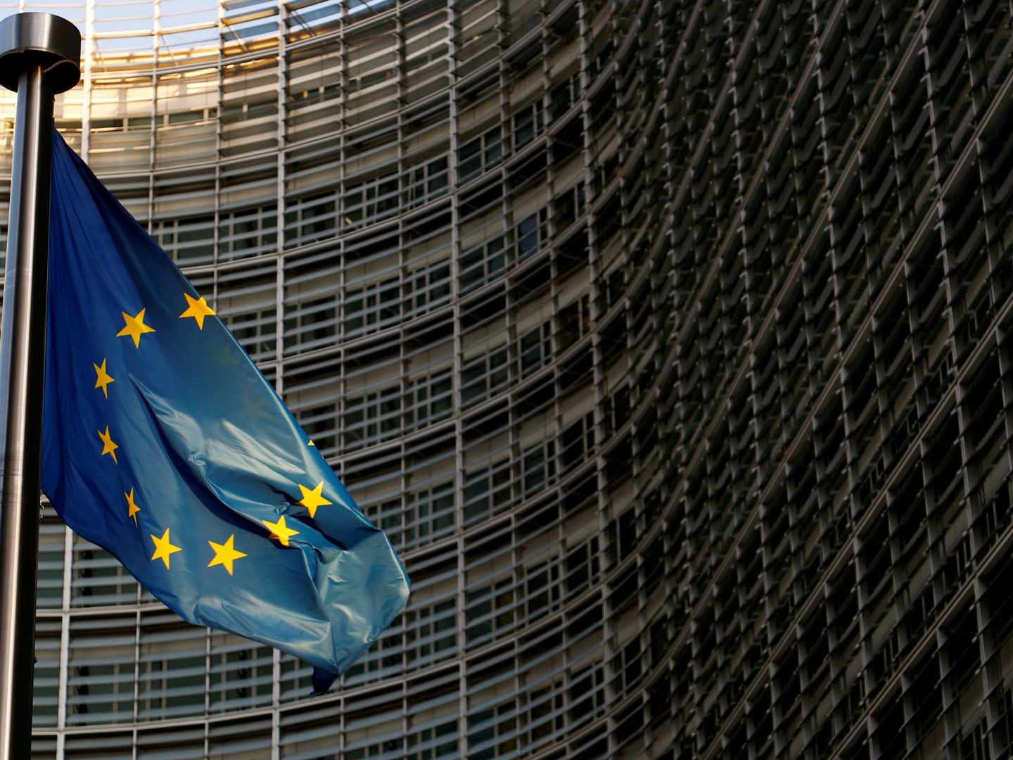 Bandera de la UE frente a la sede en Bruselas de la Comisión Europea. (Reuters)